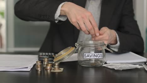 hombre de negocios distribuyendo el presupuesto contando monedas