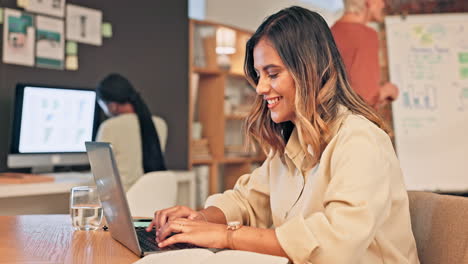 Portátil-De-Oficina,-Perfil-Y-Mujer-Feliz-Escribiendo