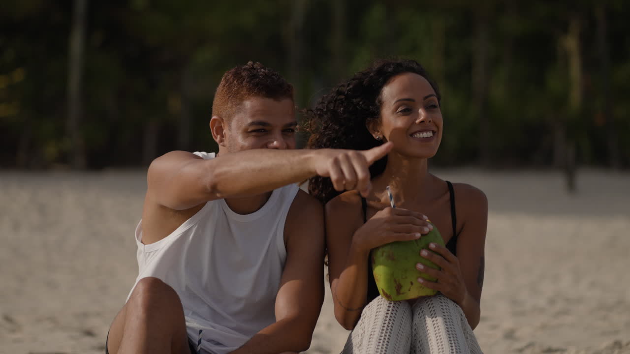 una pareja disfrutando de un día en la playa.
