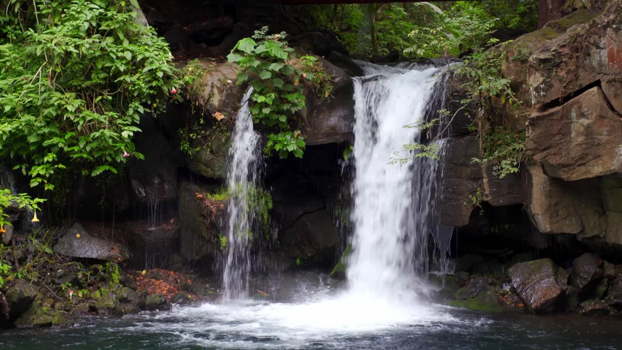 CLOSE UP ZOOM OUT SHOT OF A WATERFALL IN URUAPAN'S MICHOACÁN NATIONAL PARK AT SUNSET