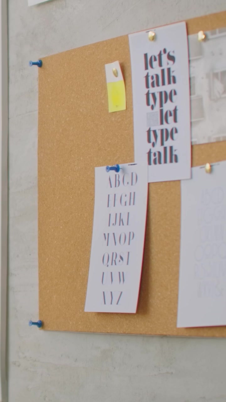 Graphic designer che lavora a un progetto di tipografia in uno studio creativo