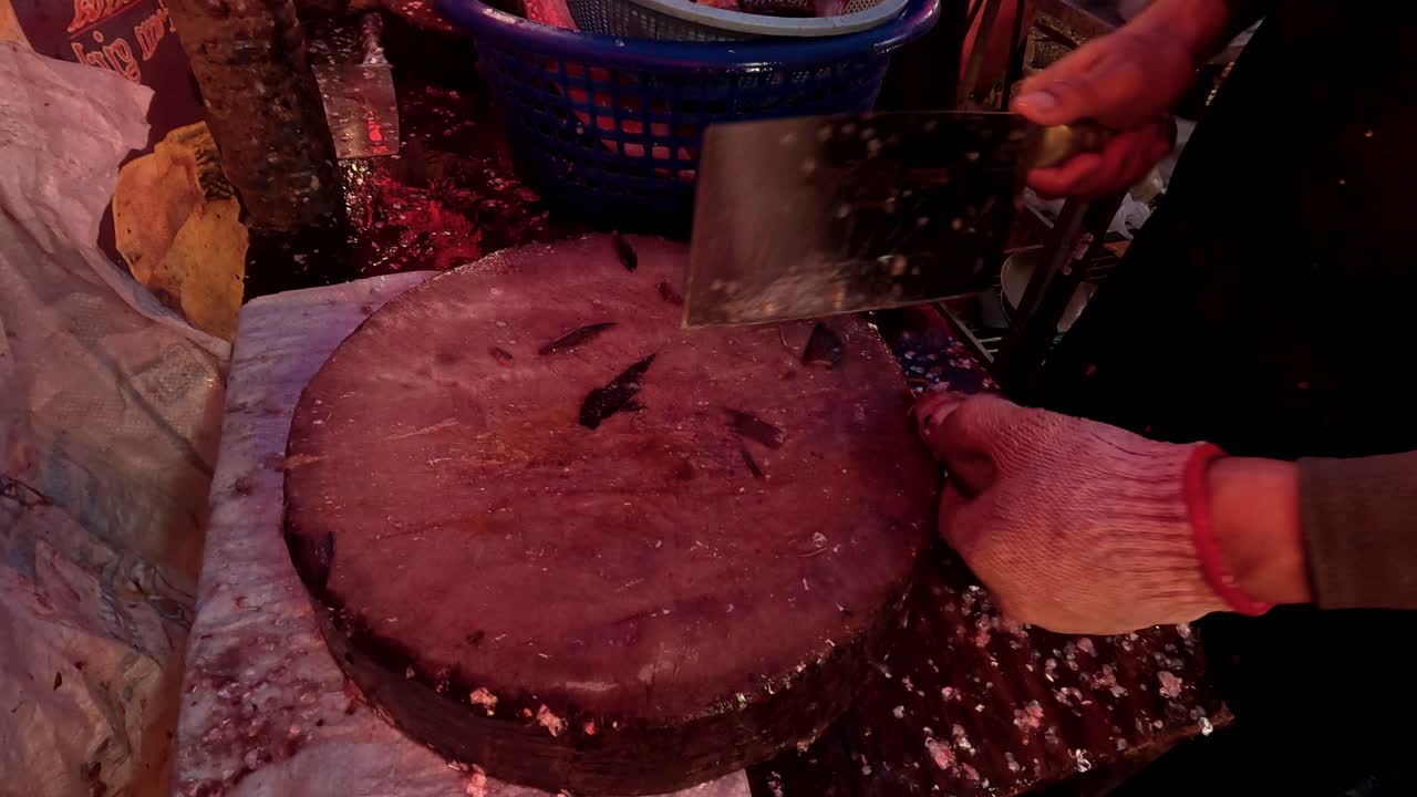 molienda secuencial de alimentos con una herramienta de madera