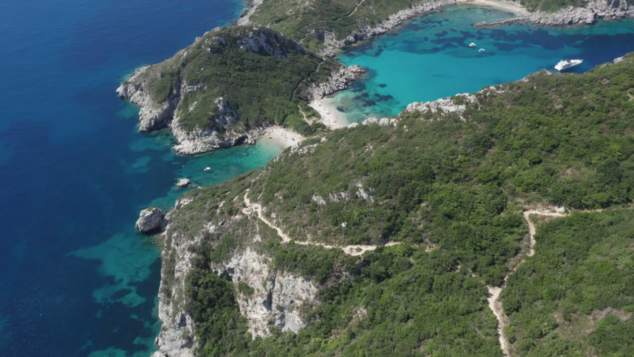 Ripresa aerea di avvicinamento delle famose spiagge doppie di Porto Timoni sull'isola di Corfù, Grecia.