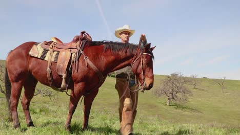 Mit-Einem-Con-Trail-über-Dem-Kopf-Steigt-Der-Cowboy-Von-Seinem-Pferd