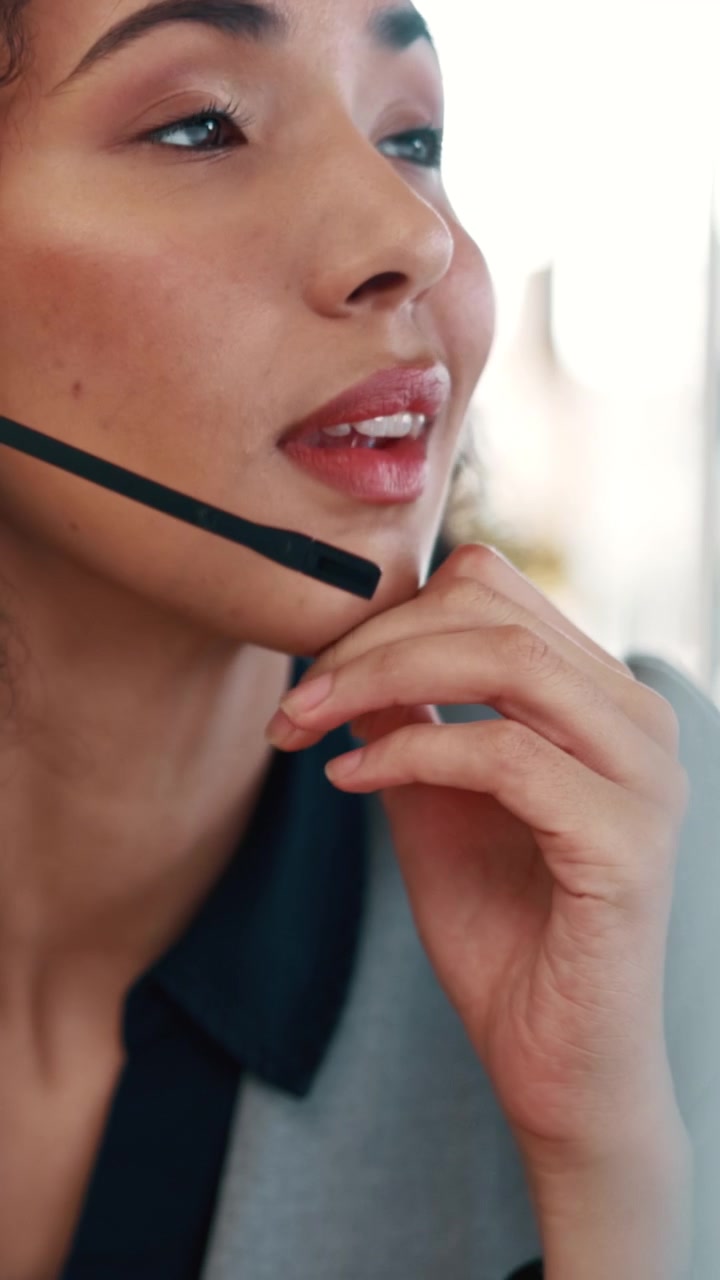 Operatrice del servizio clienti stressata con auricolare in ufficio