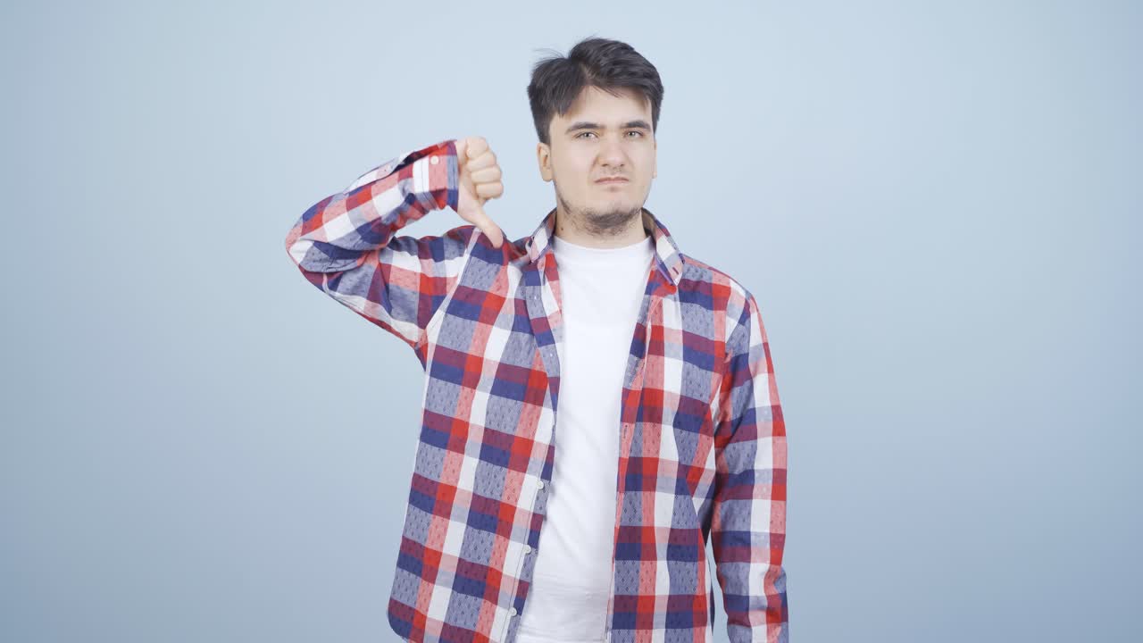 부정적인 표정으로 카메라를 바라보는 남자.