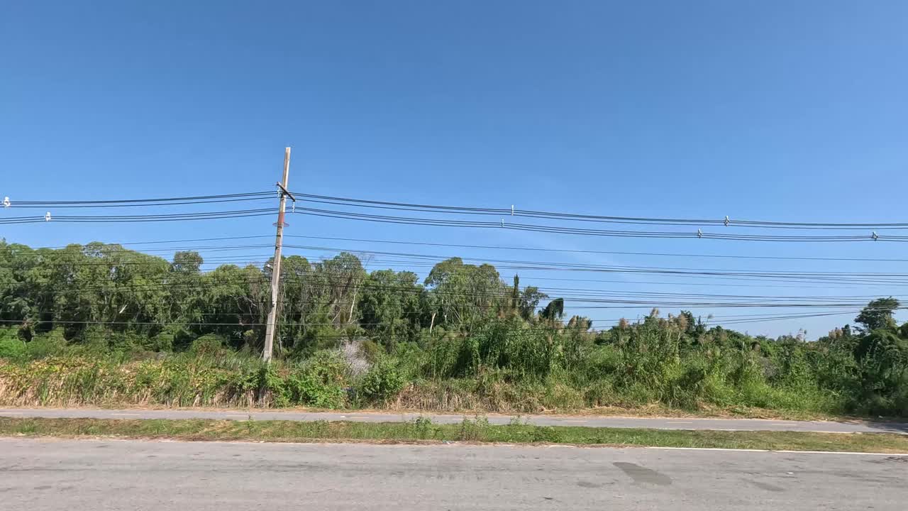 pasando por árboles, postes y cielos azules