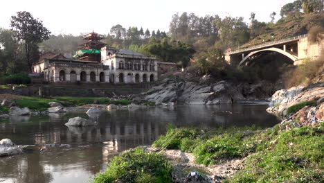 Ein-Hindu-tempel-Entlang-Des-Berühmten-Bagmati-flusses-Im-Kathmandu-tal-Von-Nepal