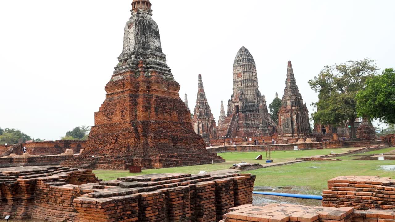 ladrillos empapados de lluvia y antiguas estructuras de pagodas