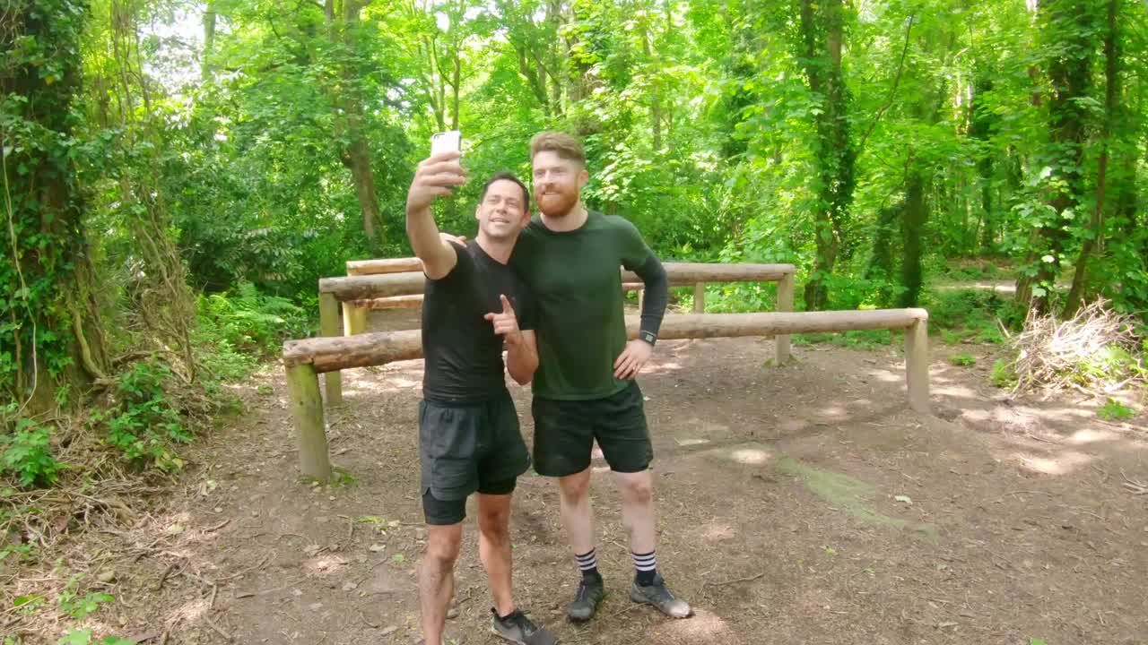 hombre en forma tomando una selfie en el campamento de entrenamiento 4k