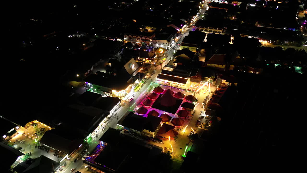 밤에 태국의 거리 음식 시장, 반이는 불빛, 공중 전망