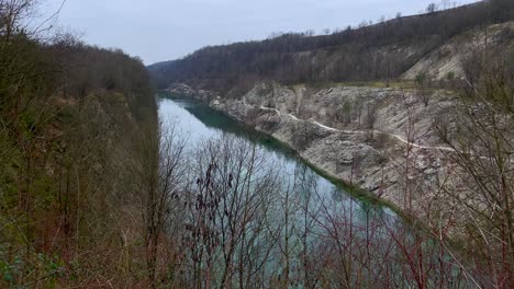 Bewegungsloser-Canyon-Fluss-Im-Wald