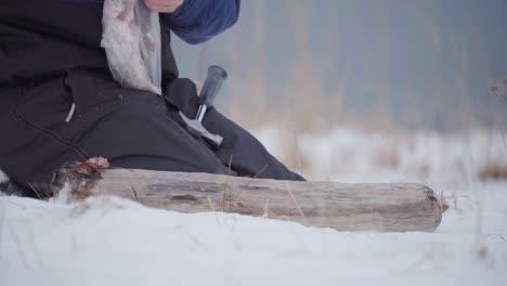 Backpacker-öffnet-Die-Plastiktüte-Mit-Gefrorenem-Fisch-Und-Nagelt-Sie-Dann-Auf-Holz