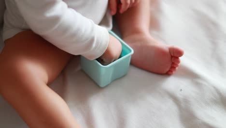 bebé comiendo arándanos, lindo niño de un año comiendo baya
