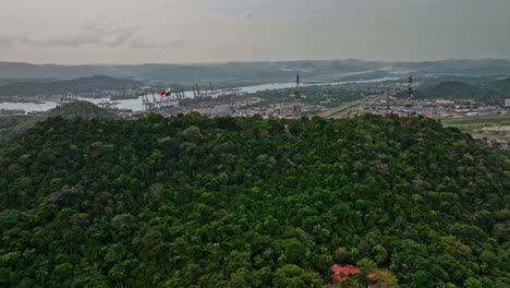 Antena-De-La-Ciudad-De-Panamá-V23-Cinemático-Drone-Flyover-Ancon-Hill-Con-Bandera-Nacional-Ondeando-En-La-Cima-De-La-Colina,-Revela-Canal-De-Agua,-Astillero-Industrial-Y-Aeropuerto-Internacional---Filmado-Con-Cine-Mavic-3---Marzo-De-2022