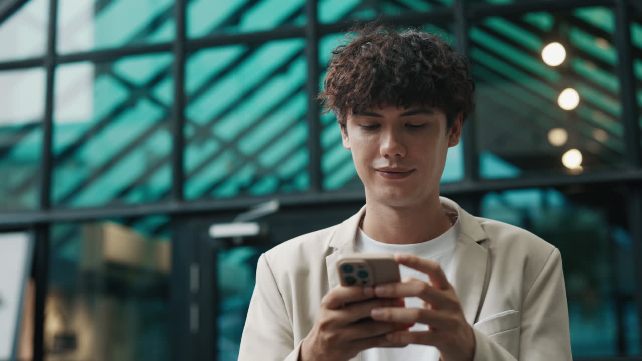 드폰을 사용하는 남자