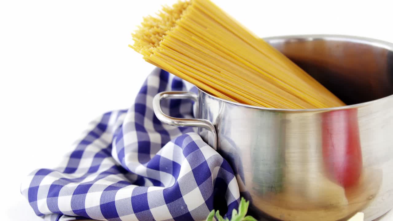 재료와 함께 생 스파게티