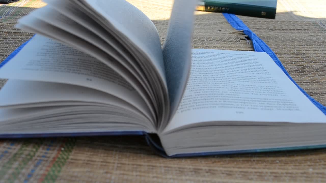 Un grande libro aperto.