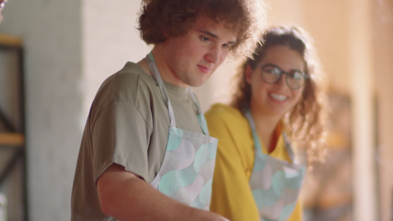 Uomo frigge verdure a corso di cucina