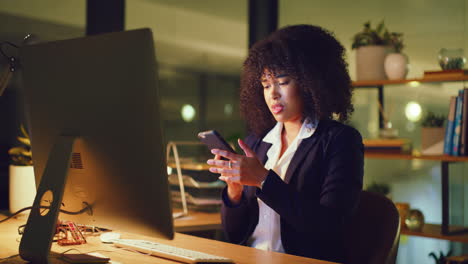 joven, enojada y estresada mujer de negocios hablando
