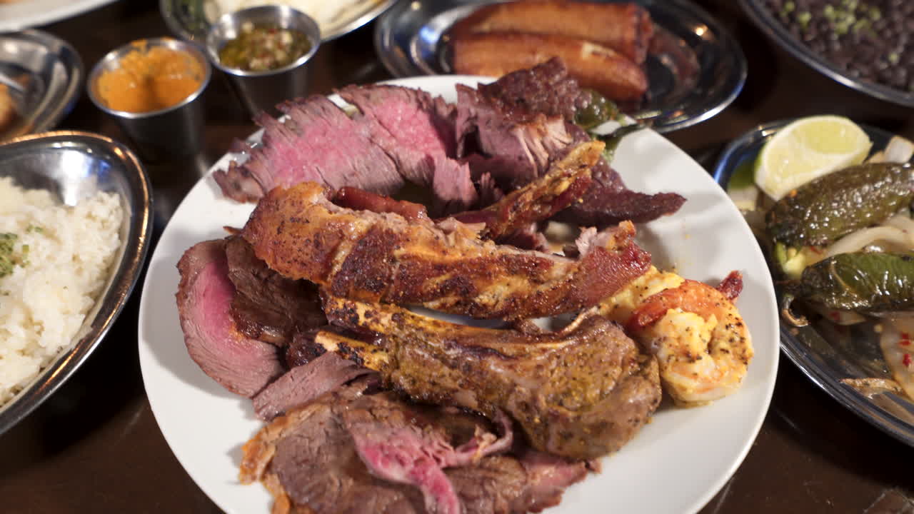 다양한 고기와 측면의 향연, 슬라이더 슬로우 모션 클로즈업 4k