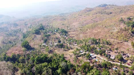 Vista-Aérea-De-La-Comunidad-Rural-En-Las-Remotas-Y-Escarpadas-Montañas-De-Los-Distritos-De-Timor-Oriental-En-El-Sudeste-Asiático.