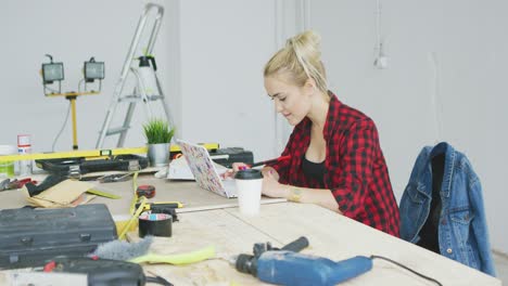 Sitzt-An-Der-Werkbank-Weiblich-Mit-Laptop