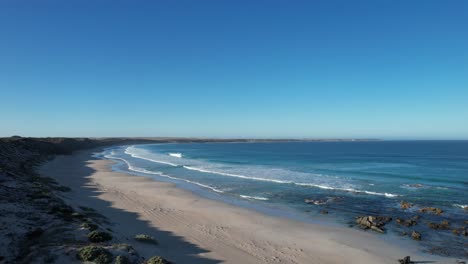 Drone-Flyover-Hermosa-Playa-De-Arena-Con-Pequeñas-Olas