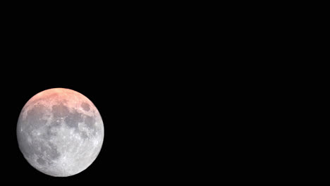 luna llena moviéndose a través del cielo nocturno, lapso de tiempo astronómico