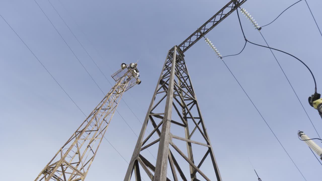 líneas eléctricas y torres de comunicación