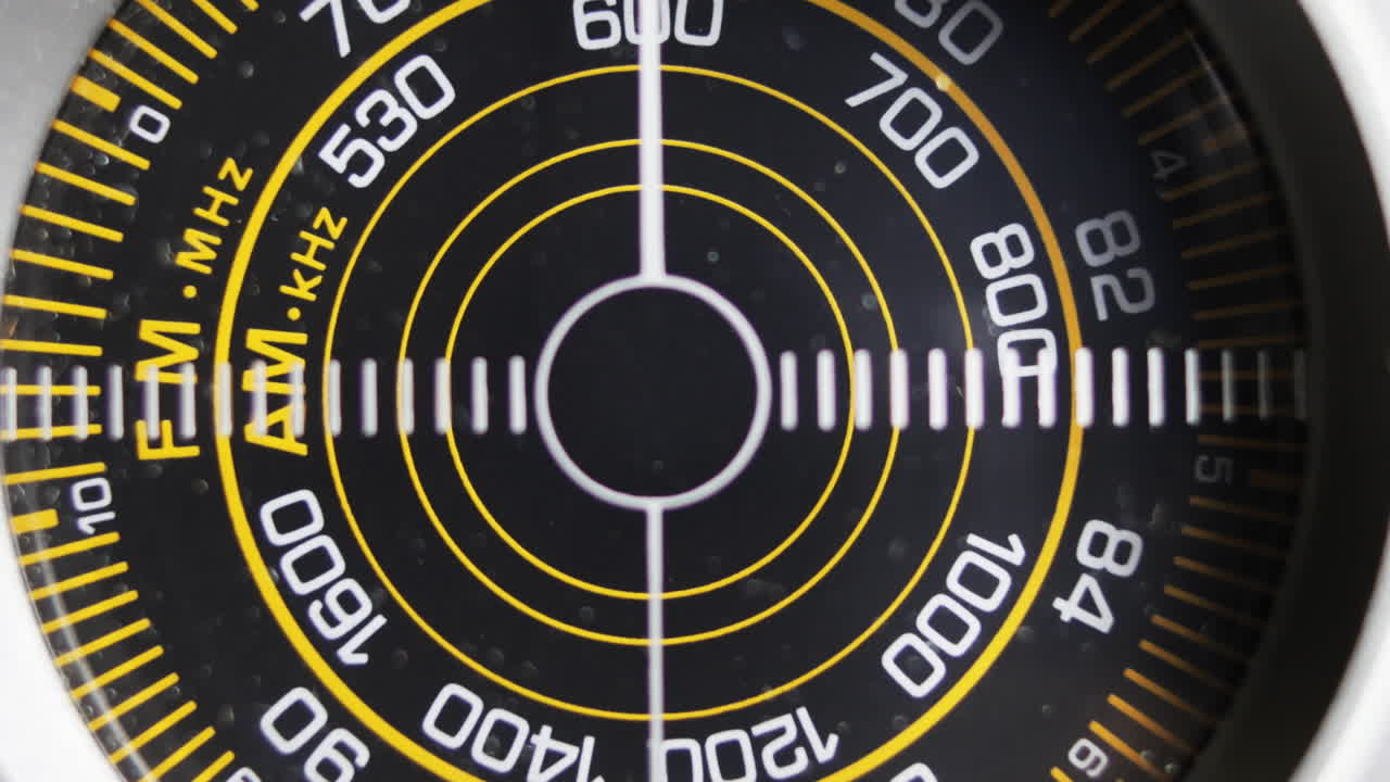 오래된 fm am 라디오 다이얼 돌리기