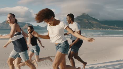 amigos corriendo y disfrutando de las vacaciones en la playa