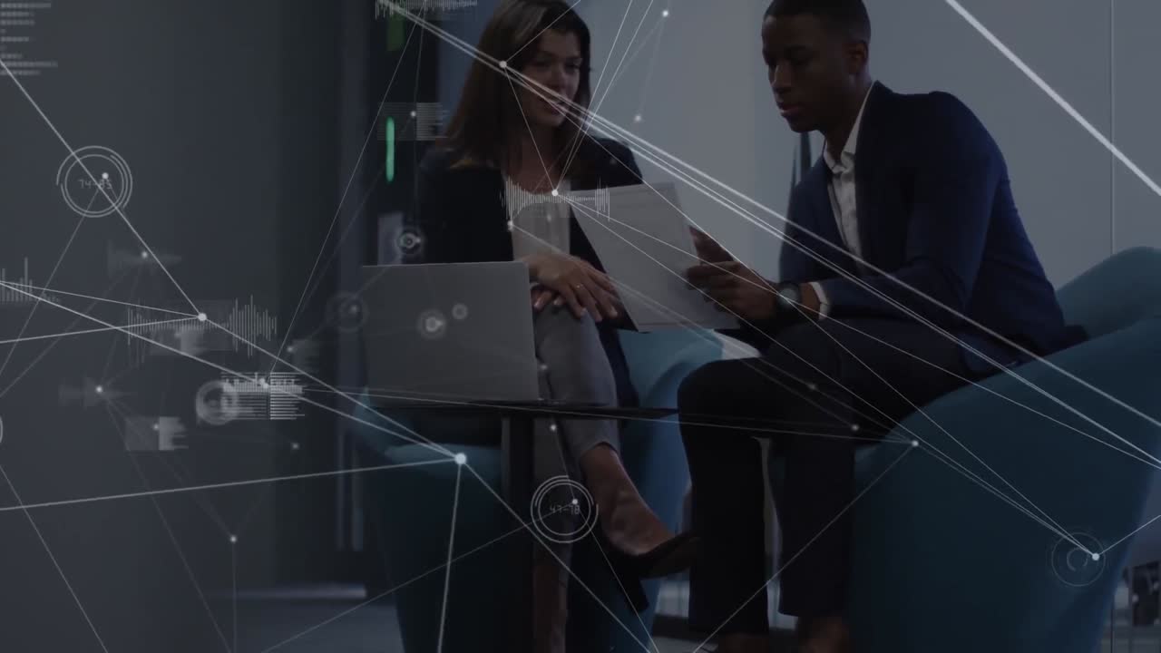 animación de la red de conexiones a través de diversas mujeres y hombres de negocios con portátiles