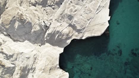 Los-Acantilados-Rocosos-De-Color-Blanco-Brillante-Proyectan-Una-Sombra-Sobre-Las-Aguas-Cristalinas-Del-Mar-Mediterráneo.