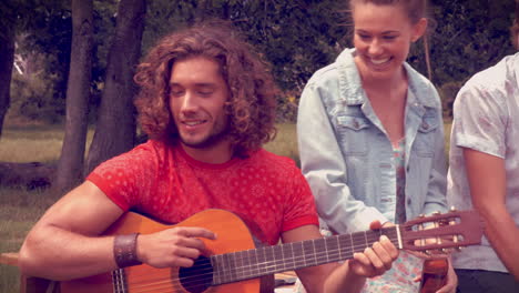 En-Formato-De-Alta-Calidad-Amigos-Felices-En-El-Parque-