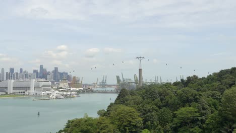 Vista-De-La-Isla-De-Sentosa-Del-Crucero-En-Teleférico-Del-Horizonte-Del-Río-Del-Lado-De-Singapur