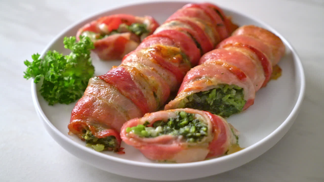 rollo de tocino horneado relleno de espinacas y queso
