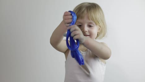 Niño-Divirtiéndose-Haciendo-Limo.-Niño-Jugando-Con-Limo-De-Juguete-Hecho-A-Mano.