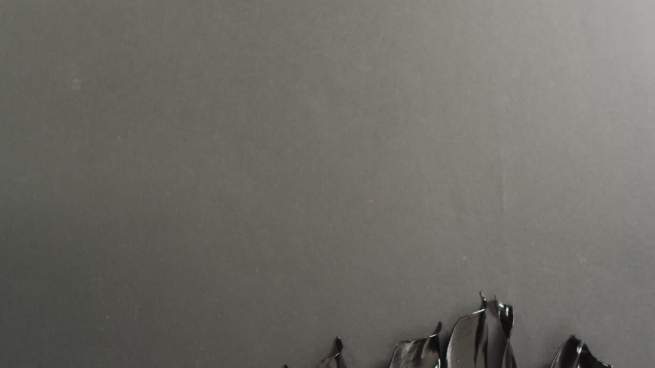 hojas de plantas monstera negras en fondo gris con espacio de copia