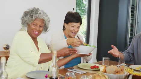 Glückliche-ältere,-Vielfältige-Menschen,-Die-Im-Altersheim-Zu-Abend-Essen