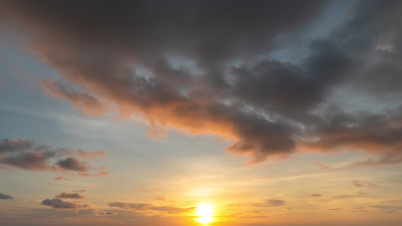 해가 지는 아름다운 하늘에서 움직이는 타임 스 구름