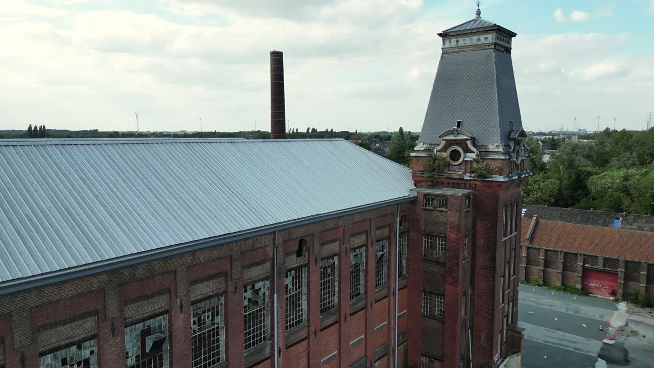 탑 특징과 함께 오래된 공장 건물에서 멀리 이동 후방 안테나