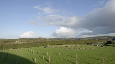 Zeitraffer-Von-Sonnenuhren-Und-Wolken,-Die-über-Newgrange-Donere-County-Meath-Irland-Ziehen