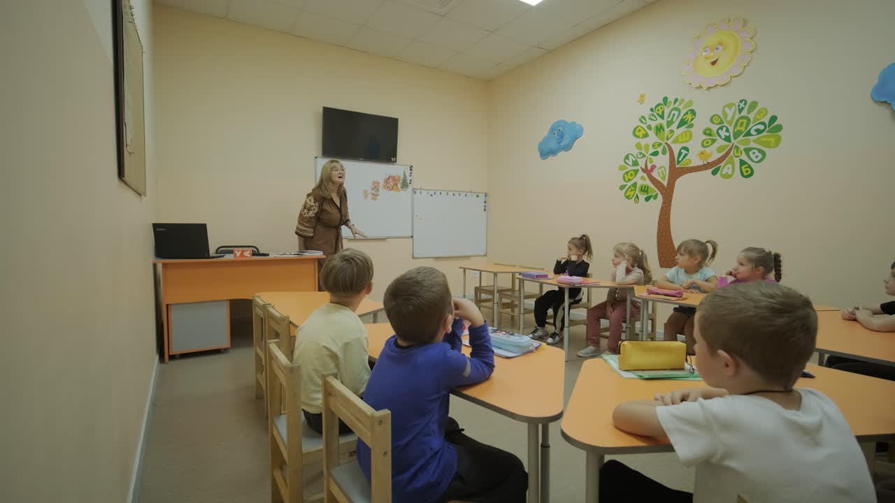 lección de preparación preescolar en el centro de aprendizaje
