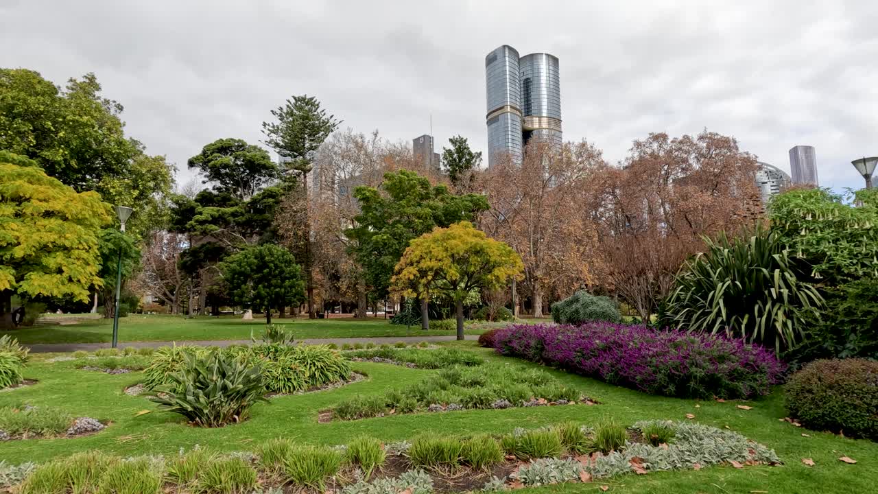 멜버른 의 전시 건물 근처 에서 고 있는 사람 들