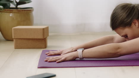 Attraktive-Yoga-Frau,-Die-Einen-Gesunden-Lebensstil-übt-Und-Die-Pose-Ihres-Kindes-übt-Und-Das-Training-Zu-Hause-Auf-Einer-Trainingsmatte-Genießt