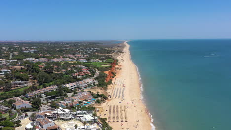 Vista-Aérea-De-Los-Edificios-Del-Complejo-En-Primera-Línea-De-Playa-En-Vale-Do-Lobo-Algarve-En-Portugal