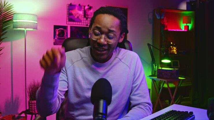 Uomo di colore che registra un podcast nel suo studio