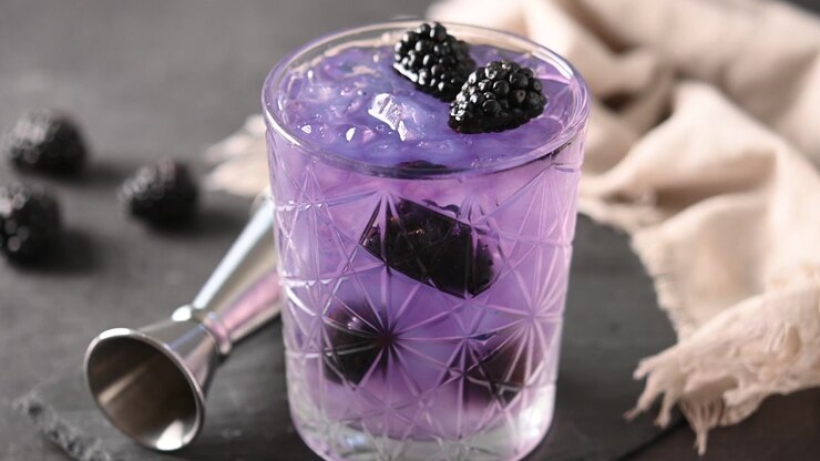 Cocktail Bramble con more e ghiaccio tritato.
