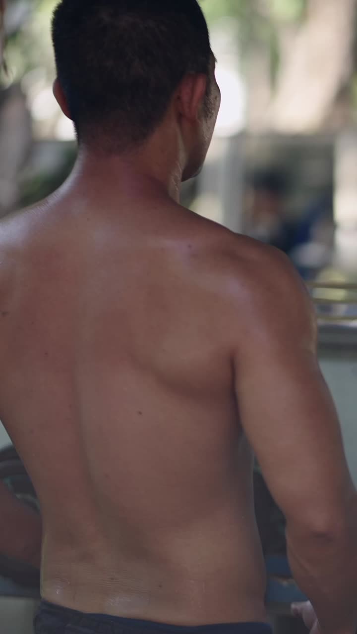 체육관 에서 운동 하는 남자